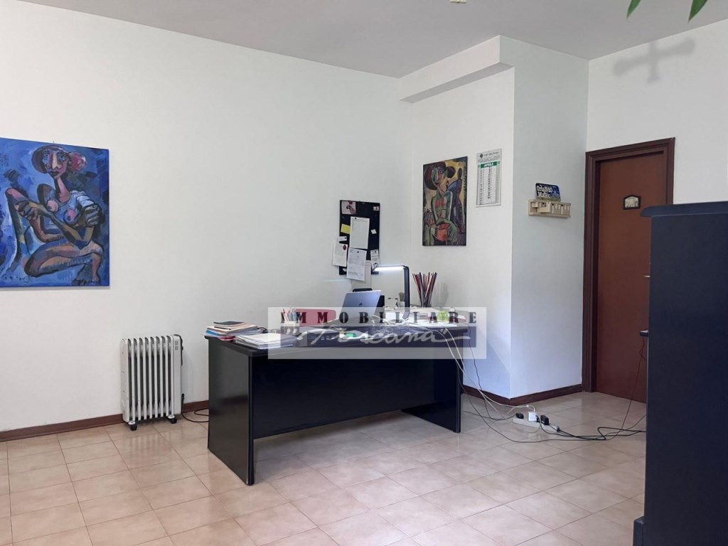 ufficio in vendita a Viareggio in zona Campo d'Aviazione