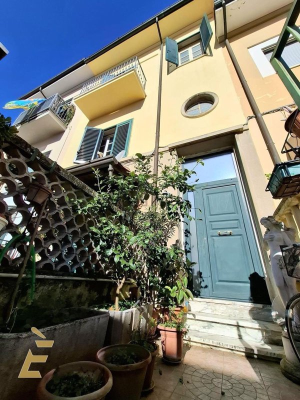 casa indipendente in vendita a Viareggio