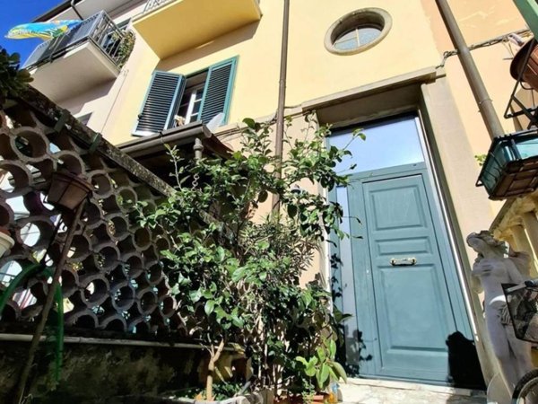 casa indipendente in vendita a Viareggio