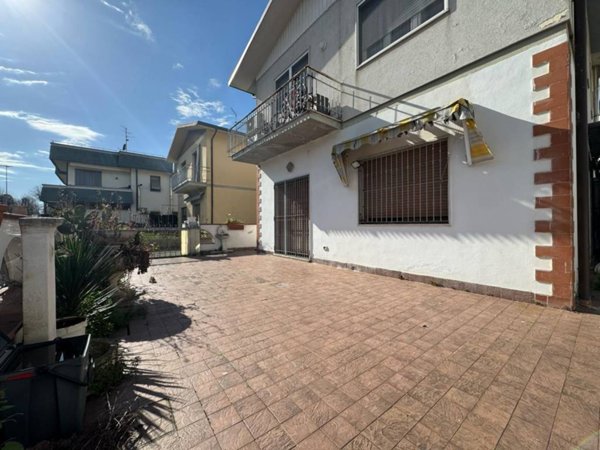 appartamento in vendita a Viareggio in zona Lago Mare