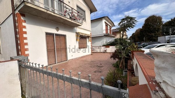 appartamento in vendita a Viareggio in zona Lago Mare