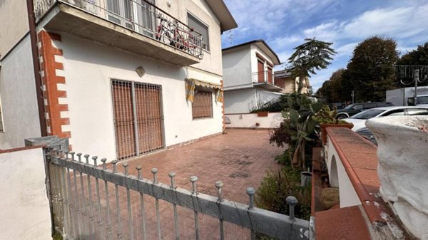 appartamento in vendita a Viareggio in zona Lago Mare