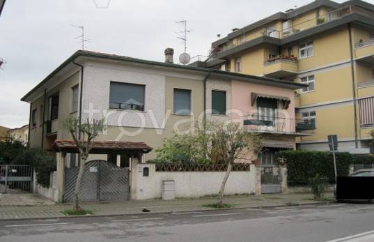 appartamento in vendita a Viareggio in zona Marco Polo
