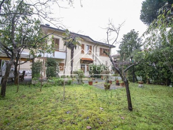 casa indipendente in vendita a Viareggio in zona Torre del Lago