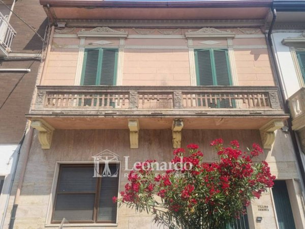 casa indipendente in vendita a Viareggio