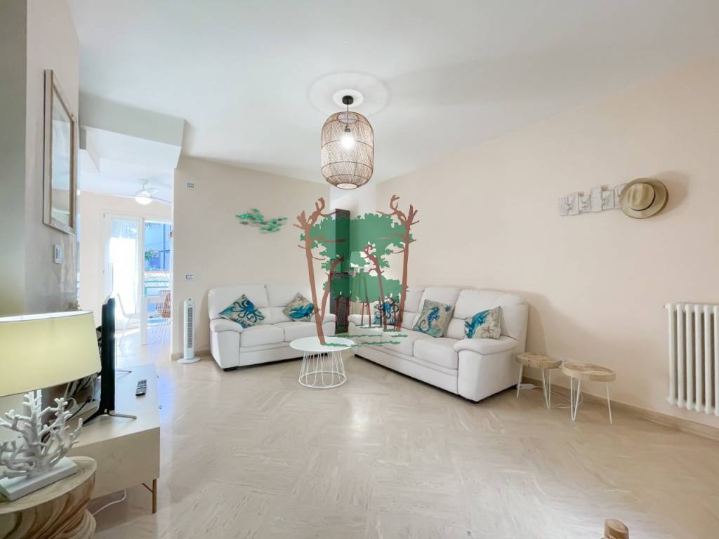 casa indipendente in vendita a Viareggio