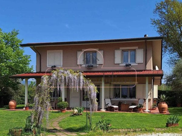 casa indipendente in vendita a Viareggio