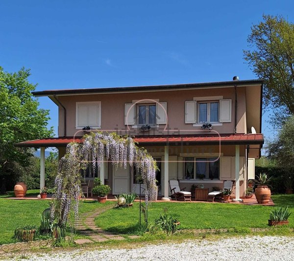casa indipendente in vendita a Viareggio