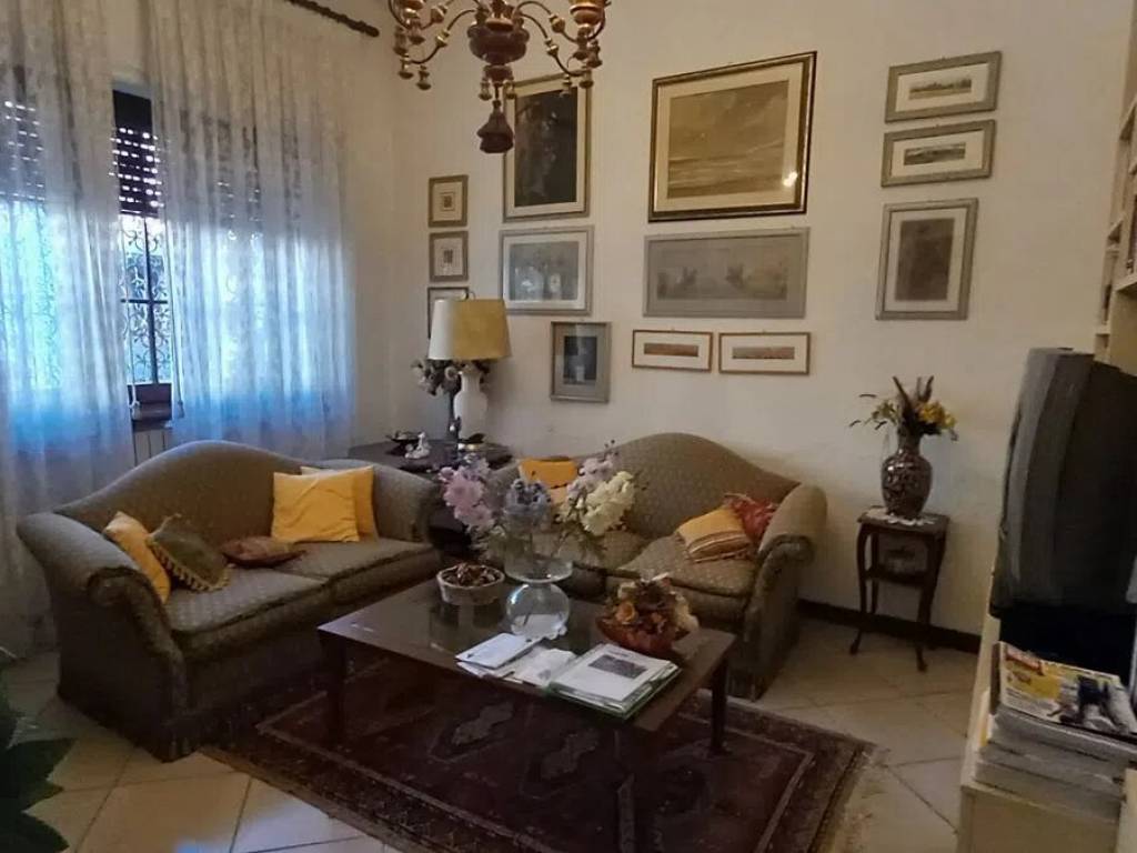 casa indipendente in vendita a Viareggio