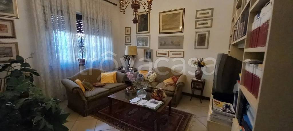 casa indipendente in vendita a Viareggio