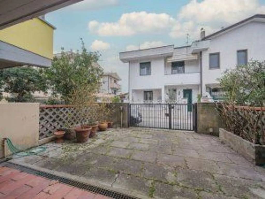 casa indipendente in vendita a Viareggio in zona Torre del Lago