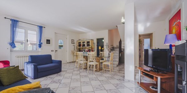 casa indipendente in vendita a Viareggio in zona Torre del Lago
