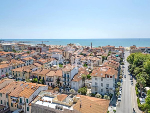 casa indipendente in vendita a Viareggio