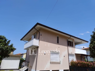 casa indipendente in vendita a Viareggio
