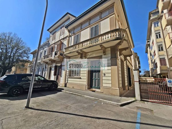 casa indipendente in vendita a Viareggio