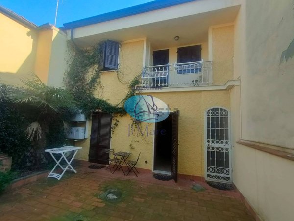 casa indipendente in vendita a Viareggio in zona Centro Storico