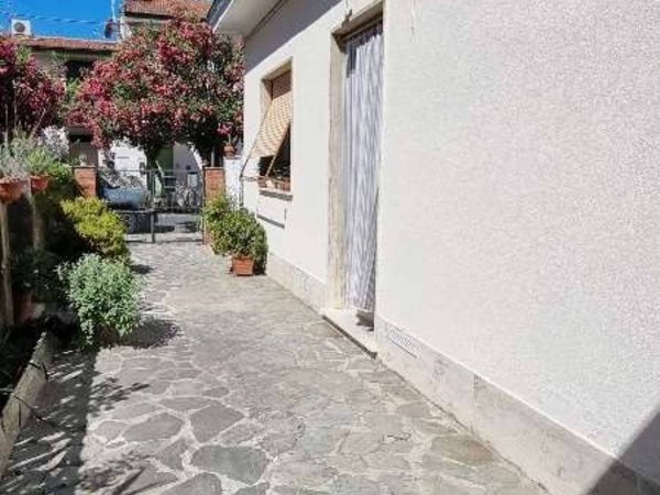 casa indipendente in vendita a Viareggio