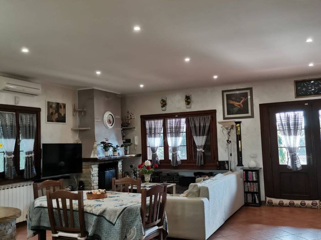casa indipendente in vendita a Viareggio