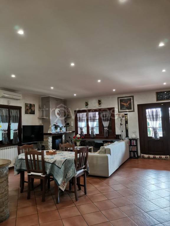 casa indipendente in vendita a Viareggio
