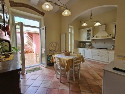intera palazzina in vendita a Viareggio in zona Centro Storico