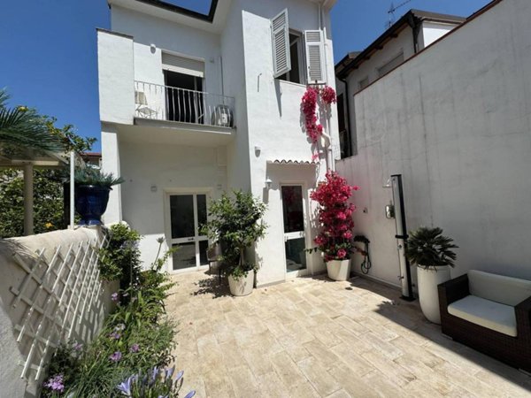 casa indipendente in vendita a Viareggio