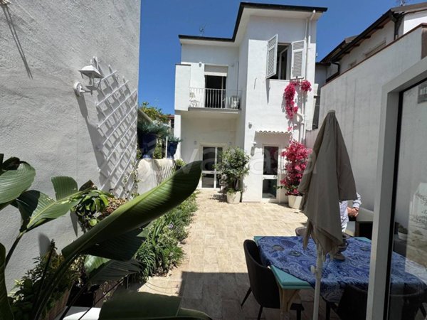 casa indipendente in vendita a Viareggio