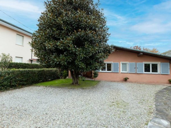 casa indipendente in vendita a Viareggio in zona Migliarina