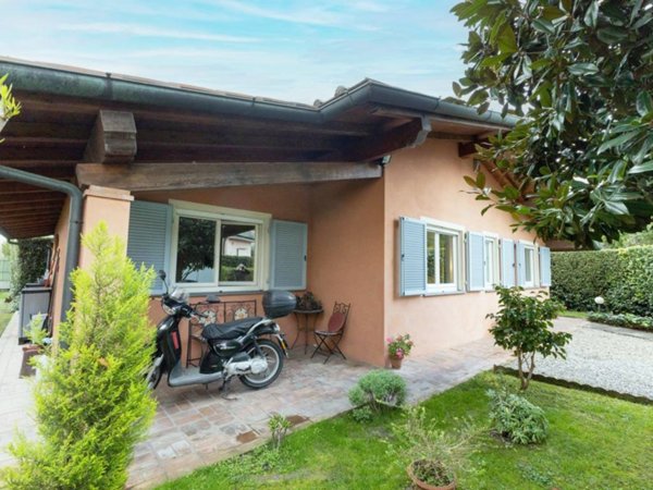 casa indipendente in vendita a Viareggio in zona Migliarina