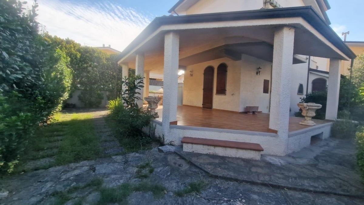 casa indipendente in vendita a Viareggio in zona Torre del Lago