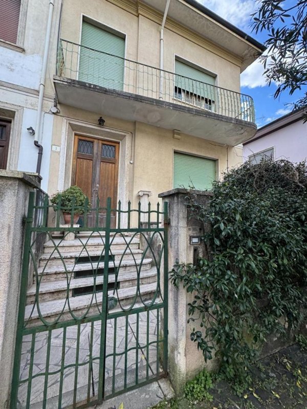 casa indipendente in vendita a Viareggio