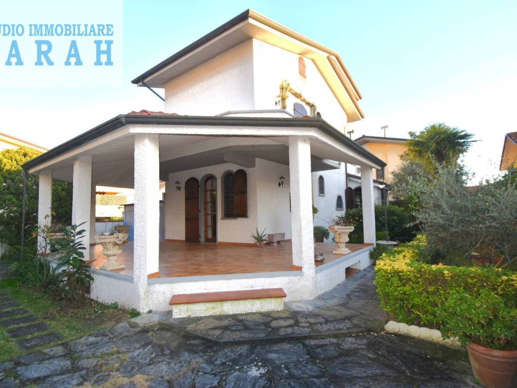 casa indipendente in vendita a Viareggio in zona Torre del Lago