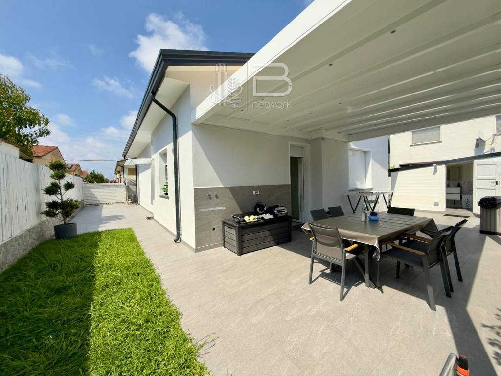 casa indipendente in vendita a Viareggio in zona Torre del Lago