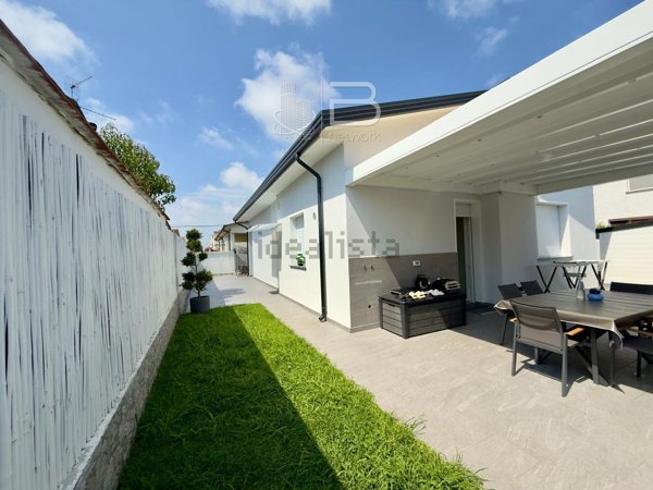 casa indipendente in vendita a Viareggio in zona Torre del Lago