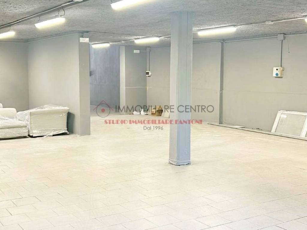 locale commerciale in vendita a Viareggio in zona Migliarina