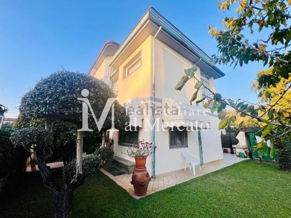 casa indipendente in vendita a Viareggio