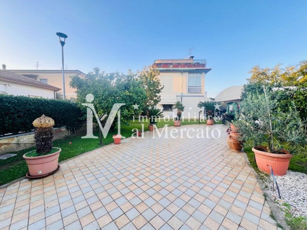 casa indipendente in vendita a Viareggio in zona Torre del Lago