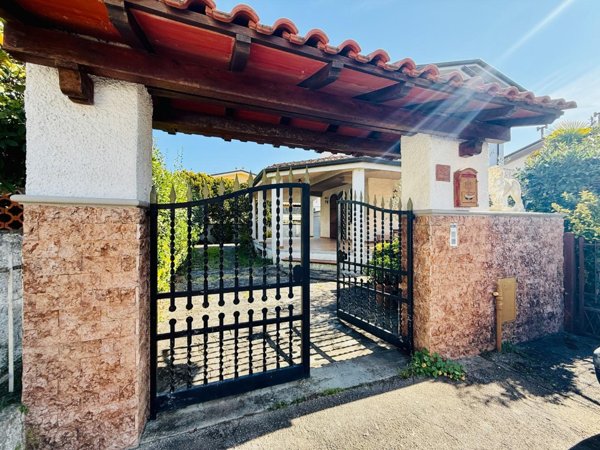 casa indipendente in vendita a Viareggio in zona Torre del Lago