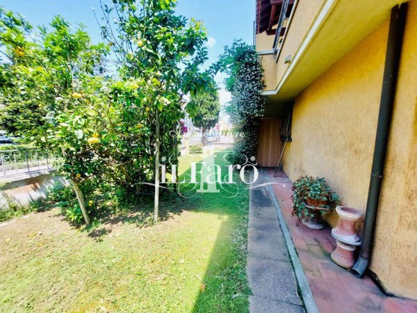 casa indipendente in vendita a Viareggio in zona Campo d'Aviazione