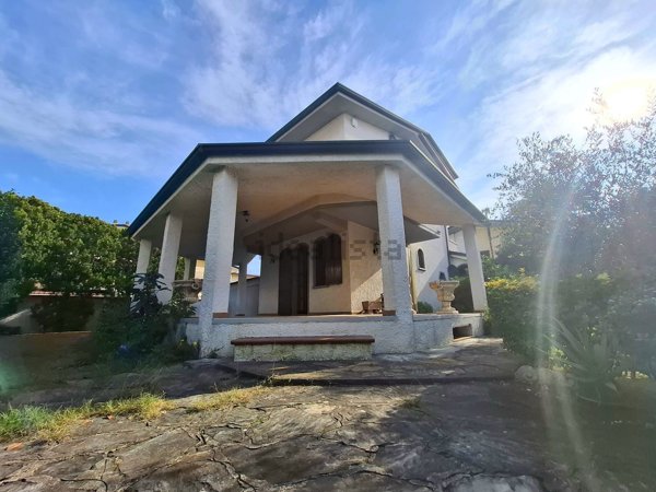 casa indipendente in vendita a Viareggio in zona Torre del Lago