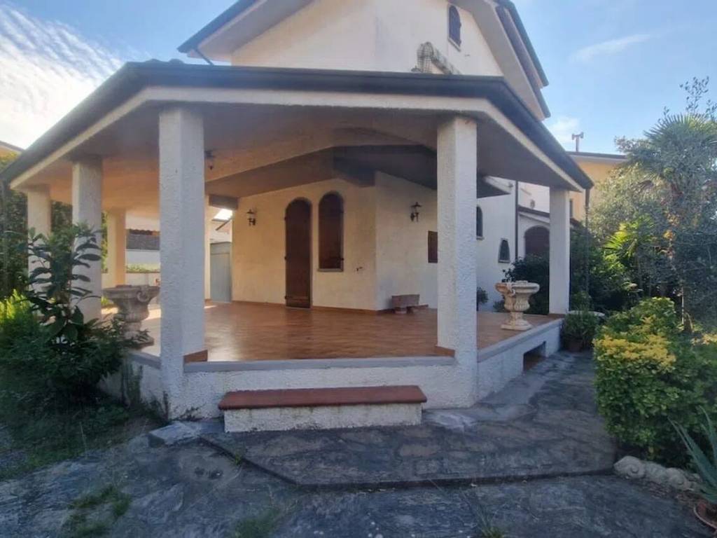 casa indipendente in vendita a Viareggio in zona Torre del Lago