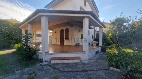 casa indipendente in vendita a Viareggio in zona Torre del Lago