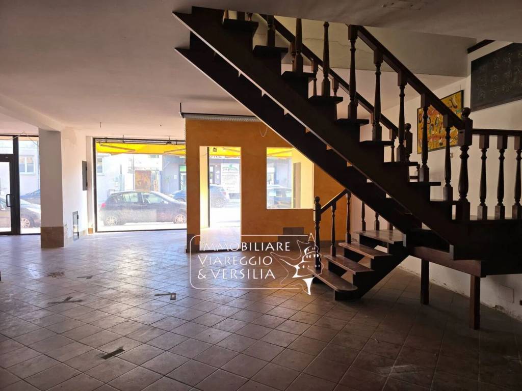 negozio in vendita a Viareggio in zona Migliarina