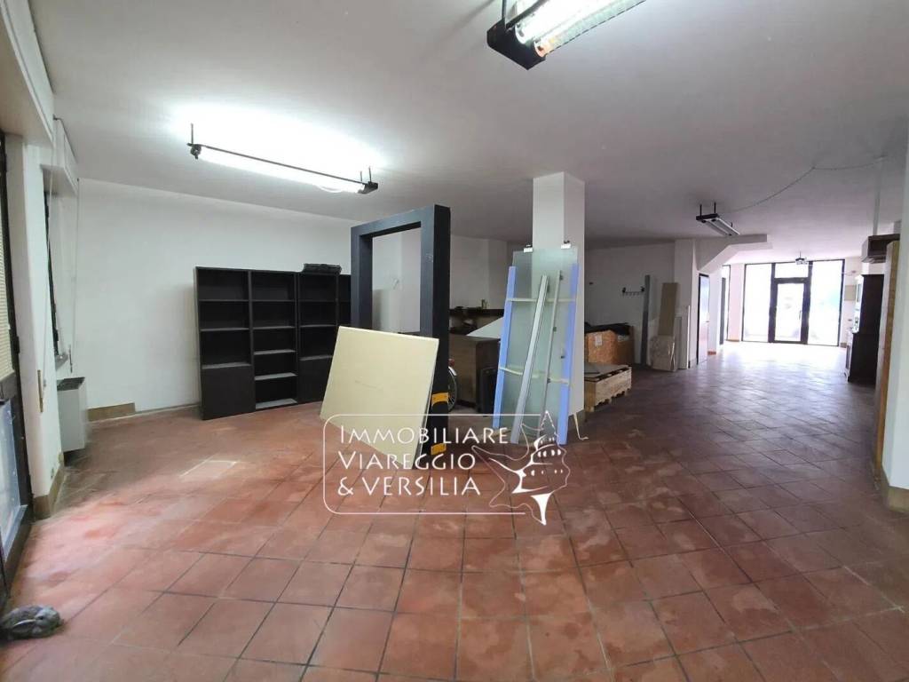 negozio in vendita a Viareggio in zona Migliarina
