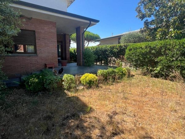 casa indipendente in vendita a Viareggio in zona Campo d'Aviazione