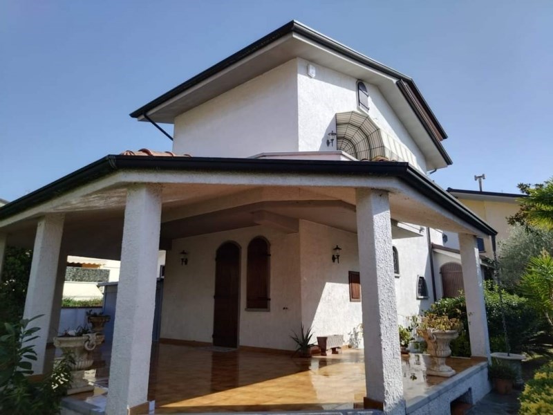 casa indipendente in vendita a Viareggio in zona Torre del Lago