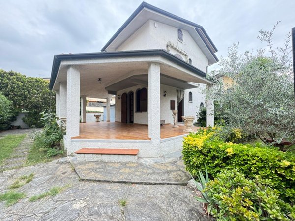 casa indipendente in vendita a Viareggio in zona Torre del Lago