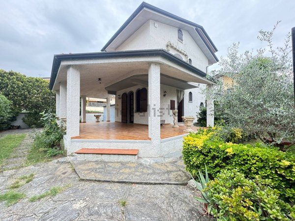 casa indipendente in vendita a Viareggio in zona Torre del Lago