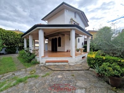 casa indipendente in vendita a Viareggio in zona Torre del Lago
