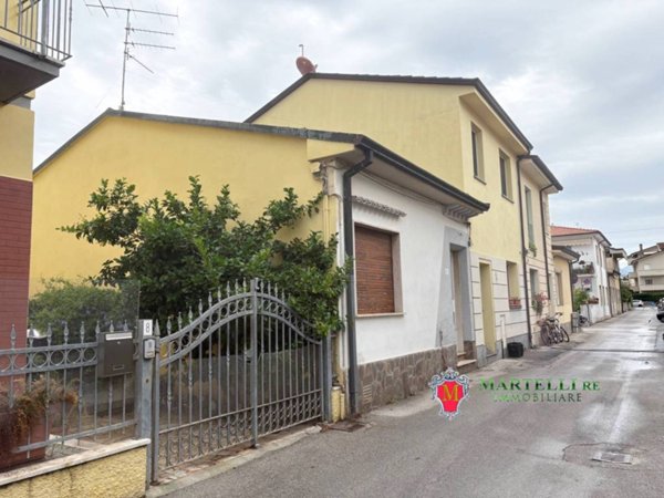 casa indipendente in vendita a Viareggio in zona Marco Polo