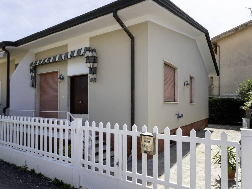 casa indipendente in vendita a Viareggio in zona Torre del Lago